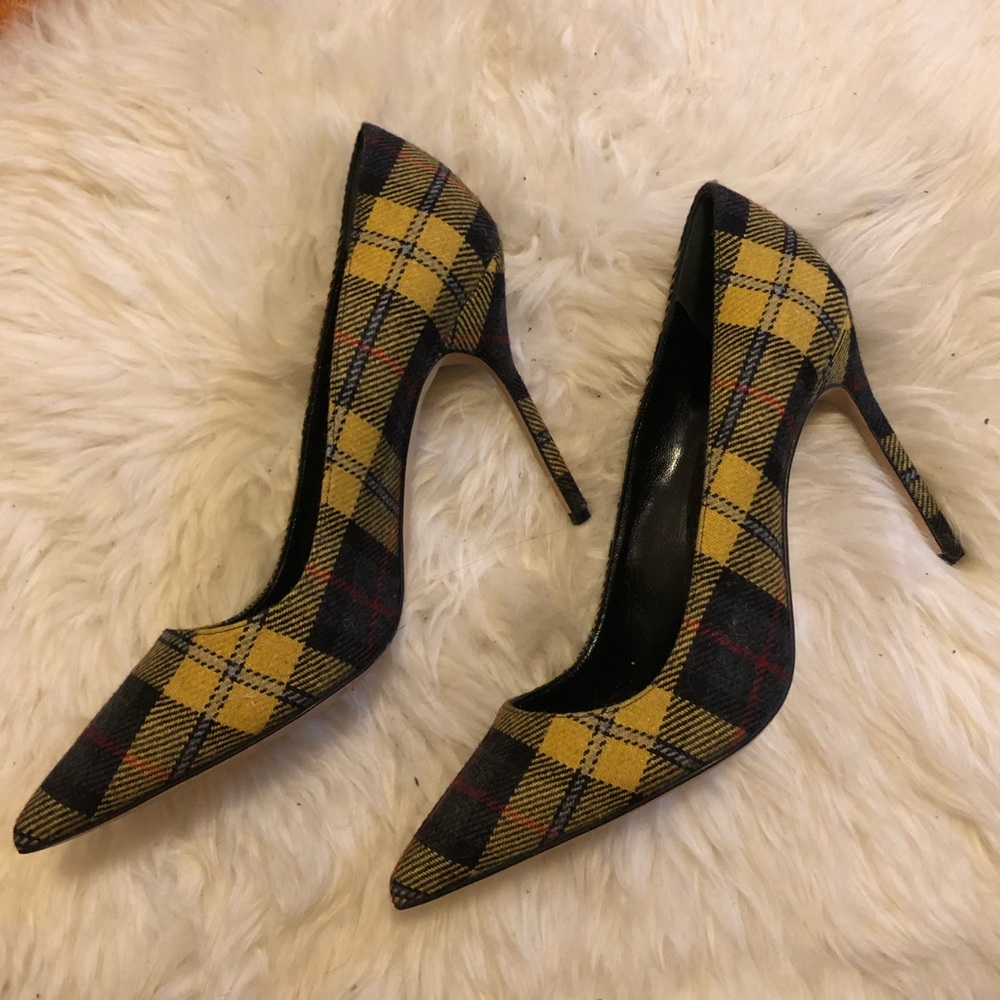 Mismatched Manolo Blahnik Size 40.5